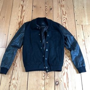 Bomber jacket in Black with leather sleeves